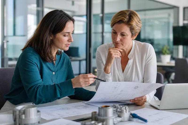 Mitarbeiterinnen bei der Planung eines Entwicklungsprojekts